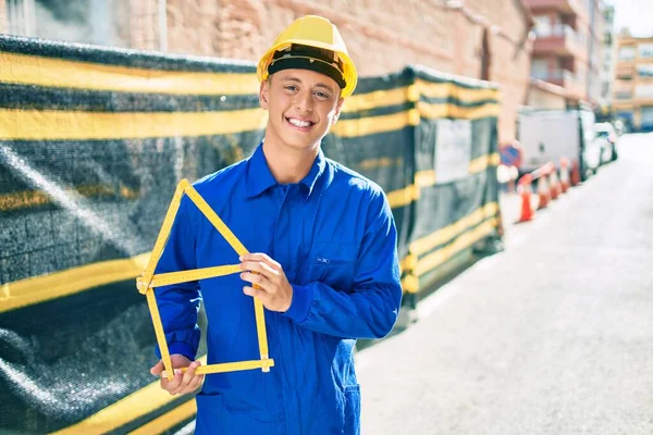 Joven Trabajador Hispano Sonriendo Feliz Sosteniendo Proyecto Construcción Calle Ciudad —  Fotos de Stock