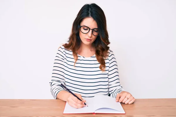 Giovane Bella Donna Bruna Scrivere Libro Seduto Sul Tavolo Pensiero — Foto Stock