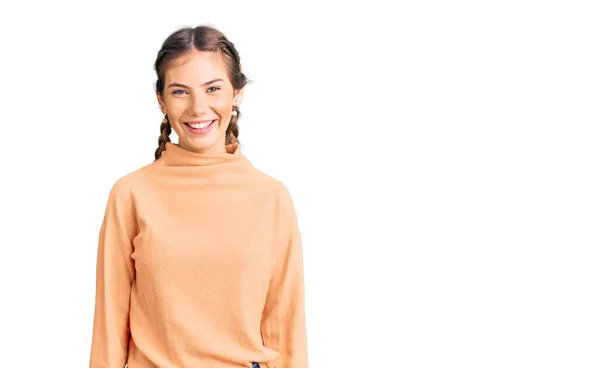 금발의 아름다운 코카서스 여성이 스웨터를 행복하고 미소를 있습니다 운좋은 — 스톡 사진