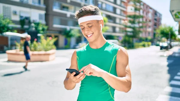 Ung Latinamerikansk Idrottsman Använder Smartphone Och Hörlurar Promenader Gatan Staden — Stockfoto