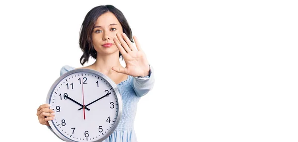 Menina Bonita Jovem Segurando Grande Relógio Com Mão Aberta Fazendo — Fotografia de Stock