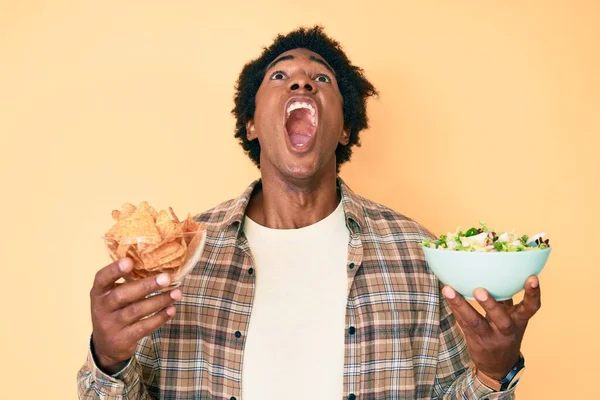 Bonito Homem Americano Africano Com Cabelo Afro Segurando Nachos Salada — Fotografia de Stock