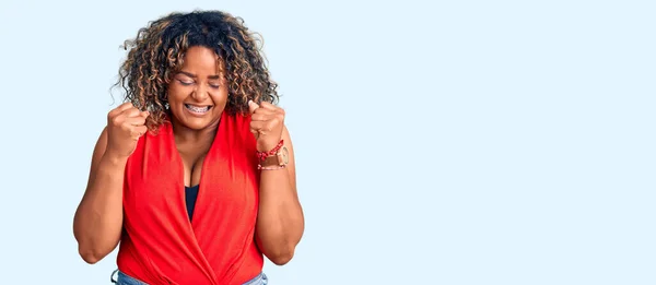 Jonge Afro Amerikaanse Size Vrouw Draagt Casual Stijl Met Mouwloos — Stockfoto