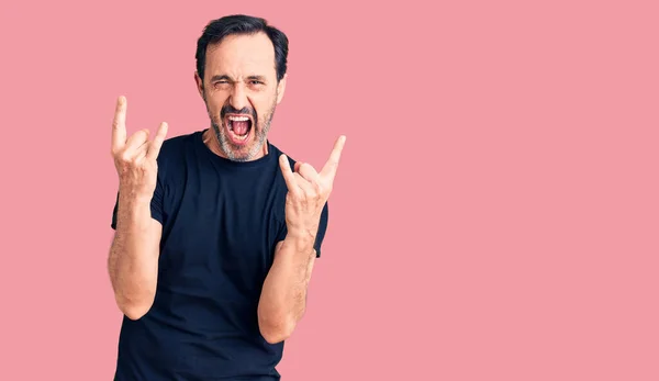 Homem Bonito Meia Idade Vestindo Camiseta Casual Gritando Com Expressão — Fotografia de Stock