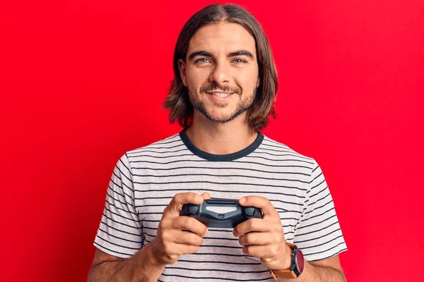 Jovem Homem Bonito Jogando Vídeo Game Segurando Controlador Olhando Positivo — Fotografia de Stock