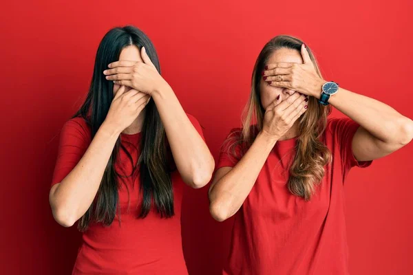 Familia Hispana Madre Hija Vestidas Con Ropa Casual Sobre Fondo —  Fotos de Stock