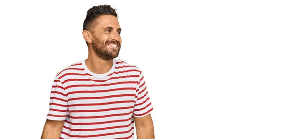 Schöner Mann Mit Bart Und Gestreiftem Shirt Der Mit Einem — Stockfoto