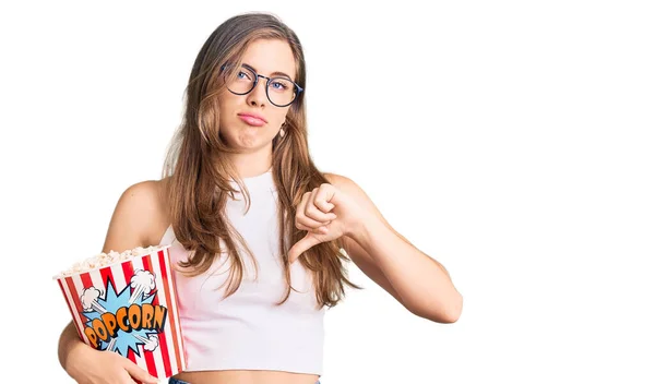 Mooie Blanke Jonge Vrouw Met Popcorn Met Boos Gezicht Negatief — Stockfoto