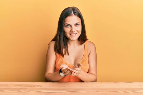 Mulher Branca Jovem Vestindo Roupas Casuais Sentado Mesa Sorrindo Com — Fotografia de Stock