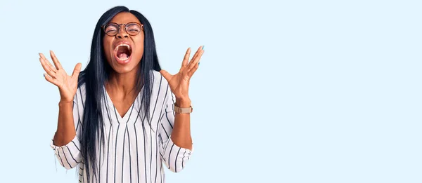 Jonge Afro Amerikaanse Vrouw Draagt Casual Kleren Glazen Vieren Gek — Stockfoto