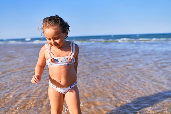 Adorable Niña Rubia Vistiendo Bikini Sonriendo Feliz Pie Con Sonrisa —  Fotos de Stock