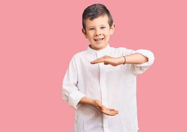 Criança Loira Bonito Vestindo Elegante Camisa Gestual Com Mãos Mostrando — Fotografia de Stock