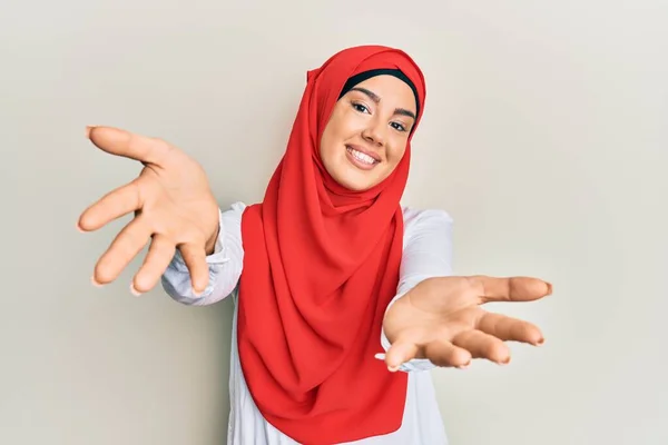 Junge Schöne Hispanische Mädchen Mit Traditionellem Islamischen Hijab Schal Die — Stockfoto