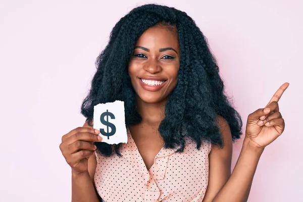 Hermosa Mujer Africana Sosteniendo Papel Símbolo Del Dólar Sonriendo Feliz —  Fotos de Stock