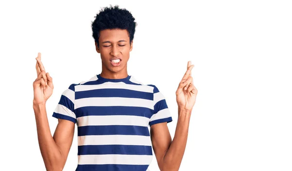 Jovem Afro Americano Vestindo Roupas Casuais Gesticulando Dedo Cruzado Sorrindo — Fotografia de Stock