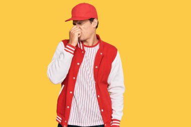 Beyzbol üniforması giyen yakışıklı beyaz adam pis ve iğrenç bir koku alıyor. Dayanılmaz bir koku. Parmakları burnunda nefesini tutuyor. Kötü kokuyor. 