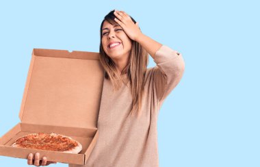 Elinde pizza dolu karton bir kutu taşıyan genç ve güzel bir kadın. Stresli ve hayal kırıklığına uğramış, şaşırmış ve kızgın bir yüzü var. 