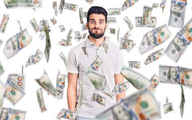 Sakallı, polo suratlı, komik yüzlü genç yakışıklı bir adam. Havayla şişmiş ağız, çılgın bir ifade..