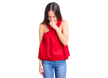 Güzel esmer, sıradan kıyafetler giyen, kendini kötü hisseden ve soğuk algınlığı veya bronşitin belirtisi olarak öksüren genç bir kadın. sağlık hizmeti kavramı. 