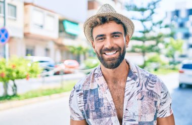 Genç İspanyol tatilde. Gülümsüyor. Şehrin caddesinde mutlu yürüyüşler.