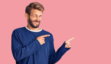 Sakallı, sıradan süveter giyen yakışıklı sarışın bir yana endişeli ve gergin, endişeli ve şaşırmış bir yüz ifadesi var. 