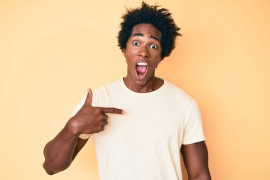 Yakışıklı, afro saçlı, çılgın kutlamalar yapan ve başarı için hayrete düşen heyecanlı gözlerle haykıran afro-amerikalı adam.. 