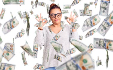 Gündelik kıyafetler giyen, gözleri kapalı gülümseyen genç Latin kadın parmaklarıyla meditasyon hareketi yapıyor. yoga konsepti.