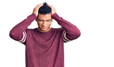 İspanyol asıllı yakışıklı genç adam gündelik kıyafetler giyiyor. Baş ağrısı, çaresiz ve stresli. Çünkü acı ve migren ağrısı var. Eller başının üstünde.. 