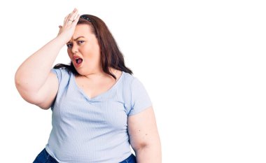 Yanlışlıkla el ele tutuşup şaşıran gündelik giysili genç kadın, hatayı hatırla. Unuttum, kötü hafıza kavramı. 