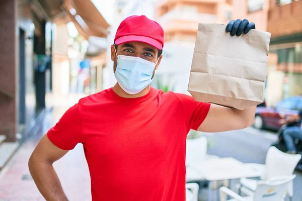 Ung Förlossningsman Med Uniform Och Coronavirus Skydd Medicinsk Mask Hålla — Stockfoto