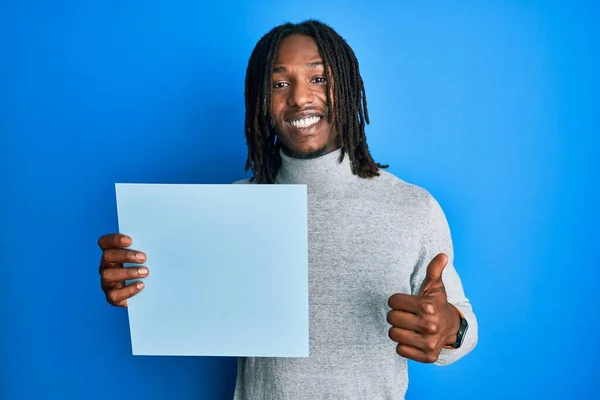 Afro Amerikaanse Man Met Vlechten Houden Lege Blauwe Banner Glimlachen — Stockfoto