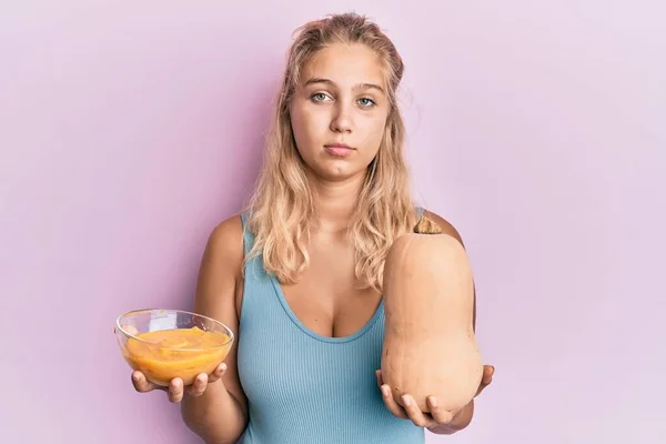 Menina Loira Jovem Segurando Abóbora Fresca Sopa Relaxada Com Expressão — Fotografia de Stock