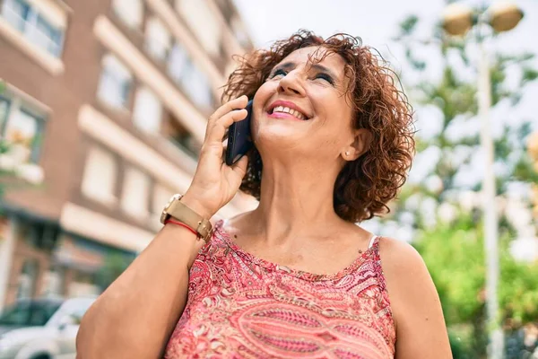 Middelbare Leeftijd Vrouw Glimlachend Gelukkig Praten Smartphone Lopen Straat Van — Stockfoto