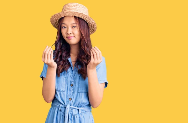 Junge Schöne Chinesin Mit Sommerhut Macht Geld Geste Mit Den — Stockfoto