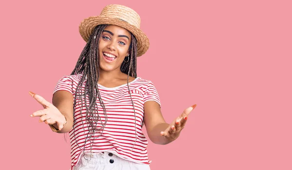 Młoda Afroamerykanka Warkoczami Letniej Czapce Uśmiechnięta Radosna Oferująca Pomoc Akceptację — Zdjęcie stockowe