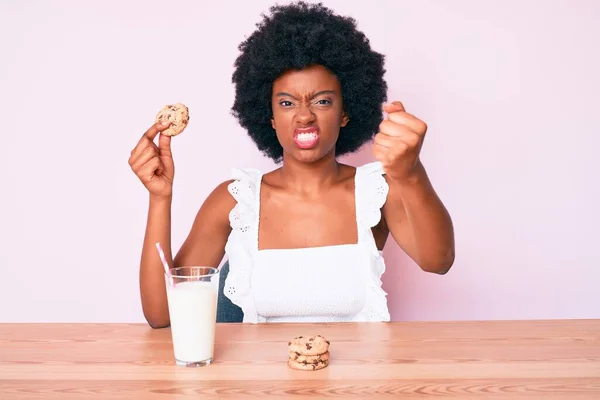 Jonge Afro Amerikaanse Vrouw Die Glas Melk Drinkt Met Koekje — Stockfoto