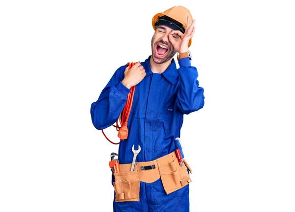 Jovem Hispânico Homem Vestindo Eletricista Uniforme Segurando Cabo Sorrindo Feliz — Fotografia de Stock