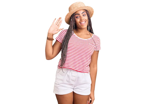 Молодая Африканская Американка Косичках Летней Шляпе Откажется Сказать Привет Счастливый — стоковое фото