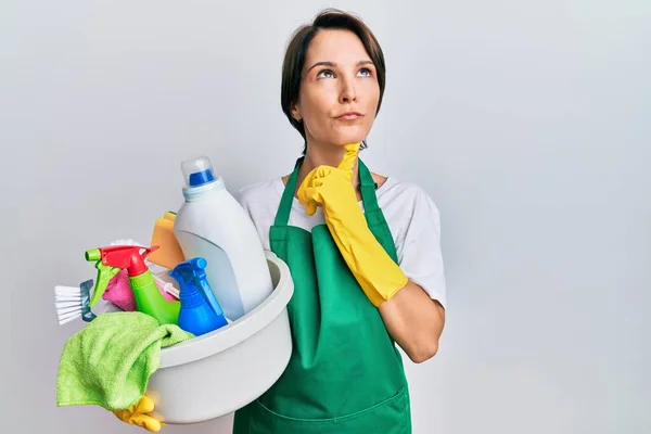 Joven Morena Con Pelo Corto Llevando Delantal Sosteniendo Productos Limpieza —  Fotos de Stock