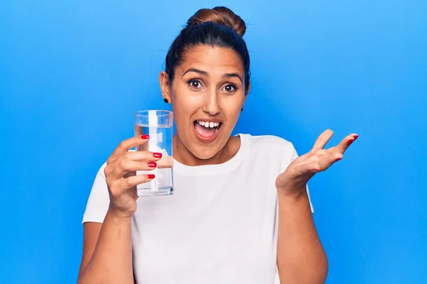 Ung Vacker Brunett Kvinna Dricka Glas Vatten Firar Prestation Med — Stockfoto