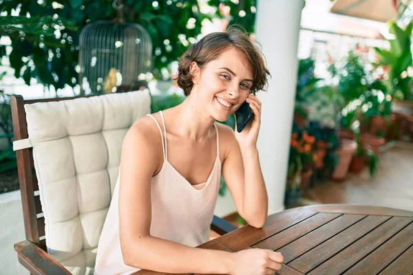 Mladý Krásný Kavkazský Žena Usměvavý Šťastný Pomocí Smartphone Doma — Stock fotografie