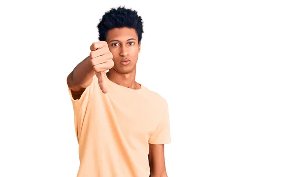 Ung Afrikansk Amerikansk Man Klädd Avslappnade Kläder Ser Olycklig Och — Stockfoto