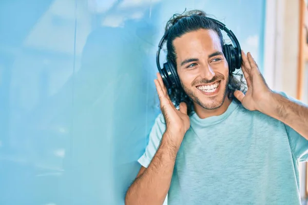 Jovem Hispânico Sorrindo Feliz Ouvindo Música Usando Fones Ouvido Cidade — Fotografia de Stock