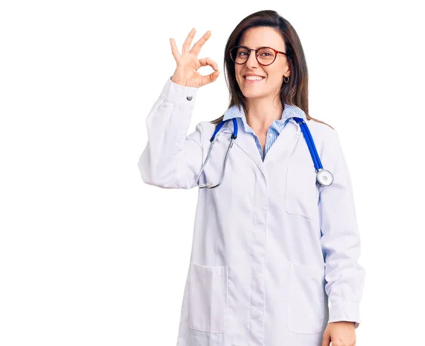 Jonge Mooie Vrouw Draagt Dokter Stethoscoop Een Bril Glimlachend Positief — Stockfoto