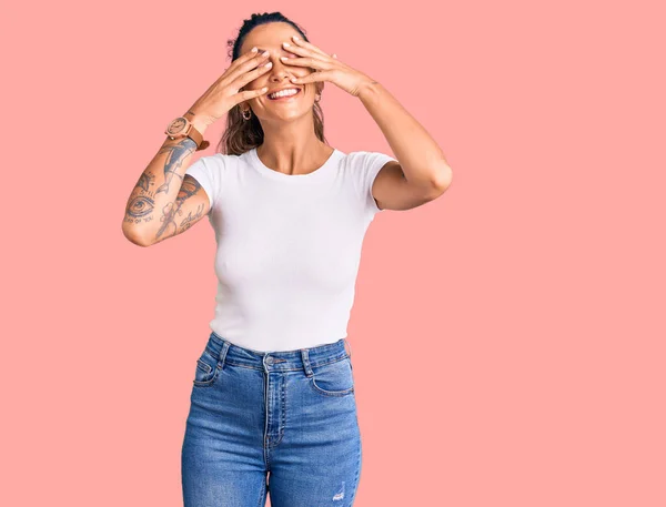 Jeune Femme Hispanique Avec Tatouage Portant Shirt Blanc Décontracté Couvrant — Photo