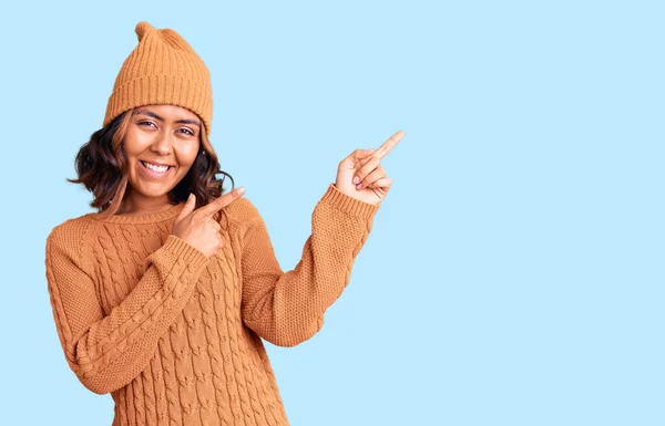 Jovem Bela Mulher Raça Mista Vestindo Suéter Chapéu Inverno Sorrindo — Fotografia de Stock