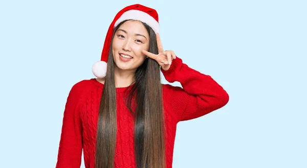Ung Kinesisk Kvinna Bär Jul Hatt Gör Fred Symbol Med — Stockfoto