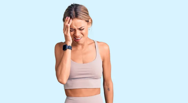 Hermosa Mujer Caucásica Vistiendo Ropa Deportiva Bostezando Cansada Cubriendo Media — Foto de Stock