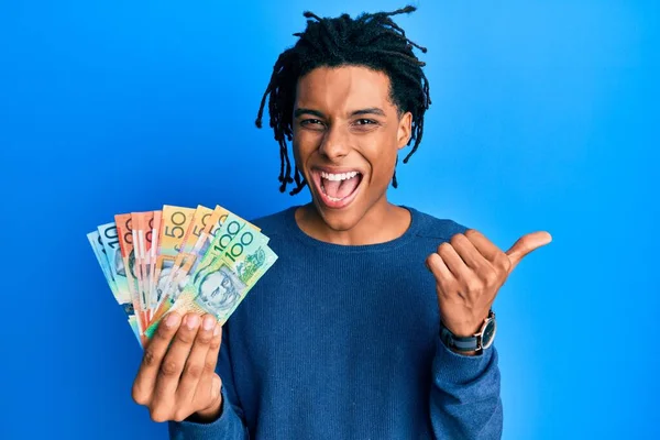 Νεαρός Αφροαμερικάνος Που Κρατάει Αυστραλιανά Δολάρια Δείχνοντας Τον Αντίχειρα Στο — Φωτογραφία Αρχείου