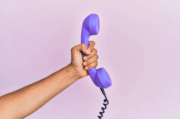 Mão Hispânica Segurando Telefone Vintage Sobre Fundo Rosa Isolado — Fotografia de Stock